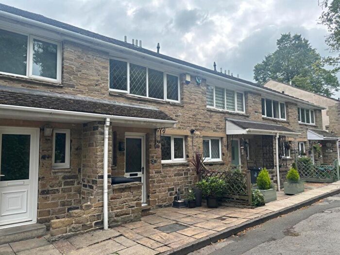 2 Bedroom Terraced House For Sale In Saunders Close, Huddersfield, HD3