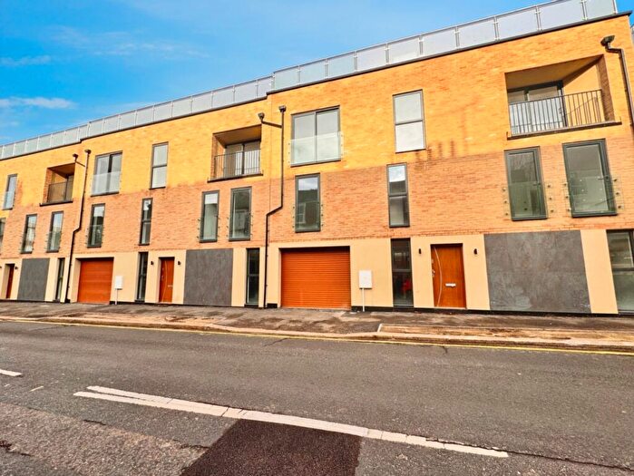 4 Bedroom End Of Terrace House To Rent In Station Road, Westcliff-On-Sea, SS0