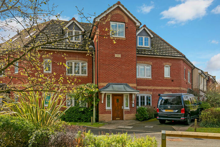 2 Bedroom Flat To Rent In Grove Place, Winchester, SO22