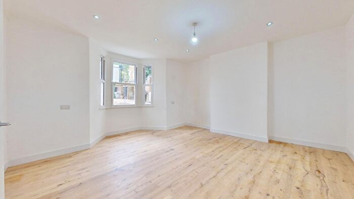 1 Bedroom Flat To Rent In Coningham Road, London, W12
