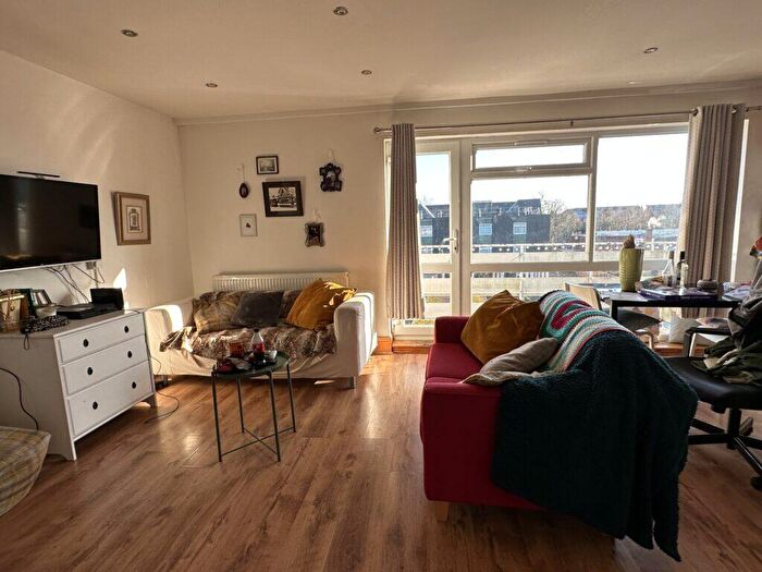 4 Bedroom Apartment To Rent In Willow Bank Court - Fallowfield -, M14