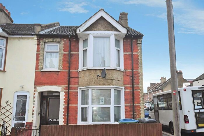 2 Bedroom Flat To Rent In Addiscombe Road, Watford, WD18