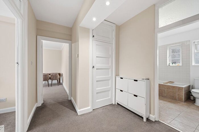 1 Bedroom Flat For Sale In Merton Mansions, Bushey Road, Raynes Park, SW20