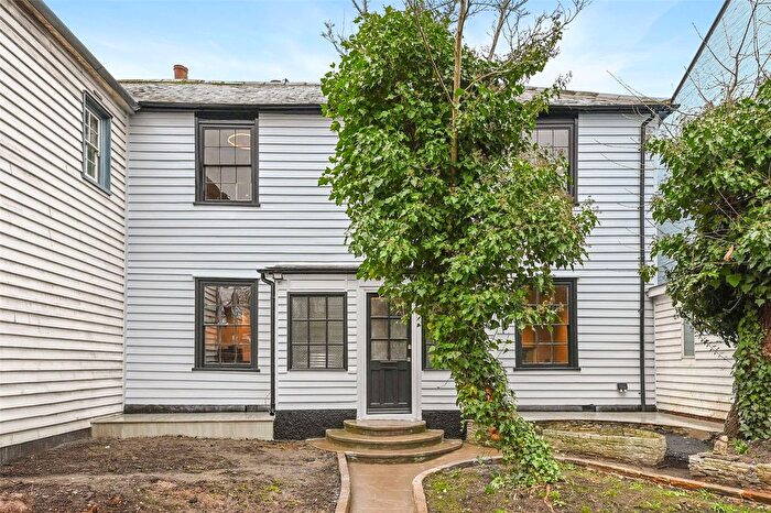 3 Bedroom Semi-detached House For Sale In St. James Lane, London, N10