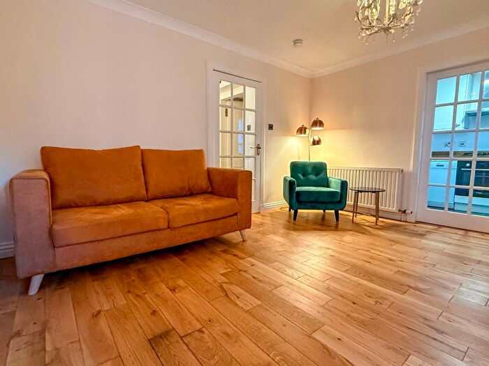 2 Bedroom Flat To Rent In Canon Street, Canonmills, Edinburgh, EH3