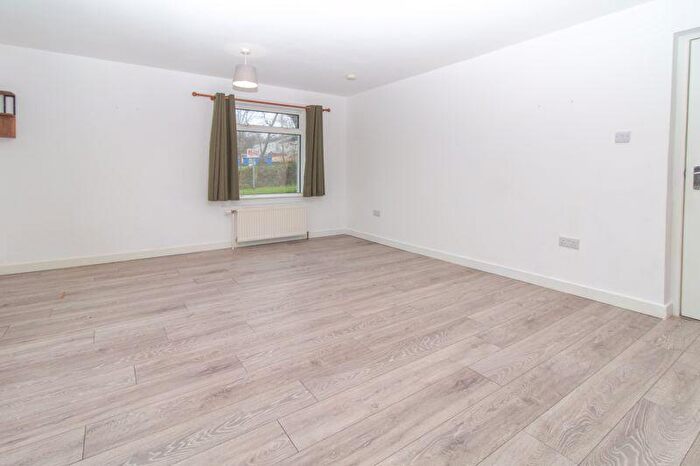 3 Bedroom Flat To Rent In Nobleston Estate, Alexandria, G83