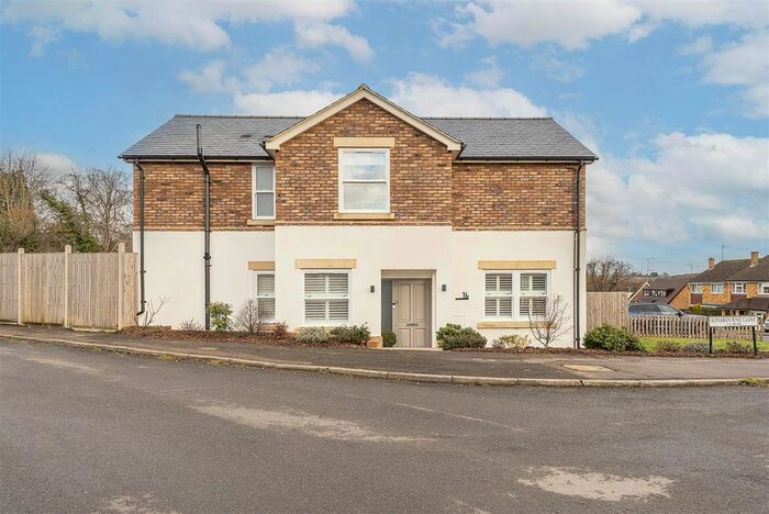 4 Bedroom Semi-Detached House For Sale In Kinsbourne Close, Harpenden, AL5