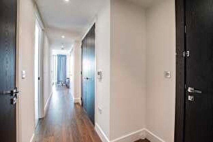1 Bedroom Flat To Rent In Piazza Walk, E1
