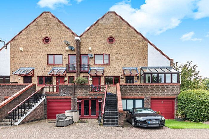 2 Bedroom Maisonette For Sale In Bywater Place, Surrey Quays, SE16