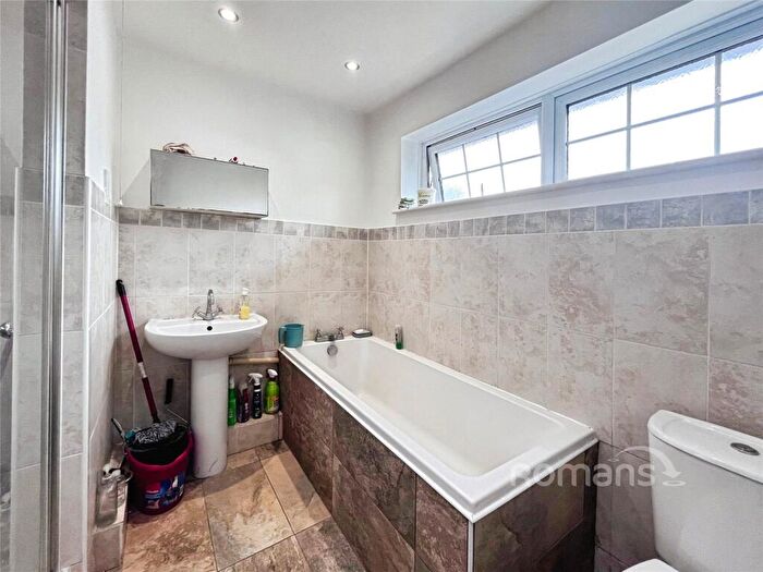 3 Bedroom Detached House For Sale In Woburn Avenue, Farnborough, Hampshire, GU14