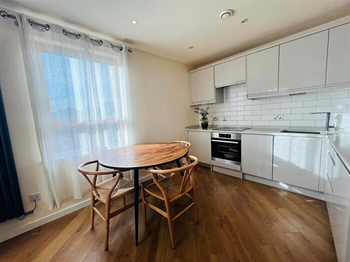 2 Bedroom Apartment To Rent In The Gateway South, Marsh Lane, Leeds City Centre, LS9