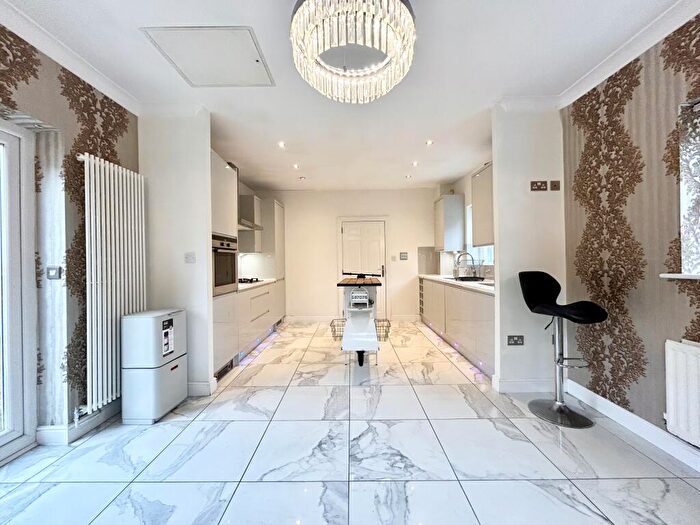 5 Bedroom House To Rent In Park Cliff Road, Ingress Park, Greenhithe, DA9