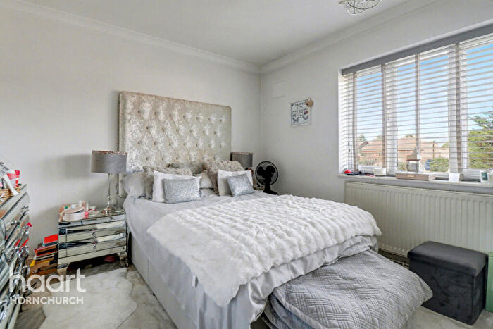 2 Bedroom Maisonette For Sale In Rosewood Avenue, Hornchurch, RM12