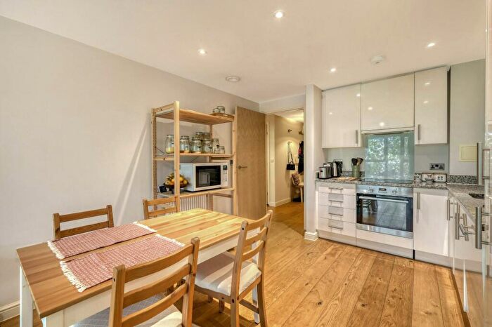 2 Bedroom Apartment To Rent In Fulneck Place, Stepney Green, E1