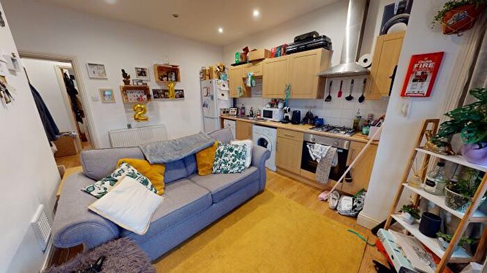 1 Bedroom Flat To Rent In Queens Road, Hyde Park, Leeds, LS6