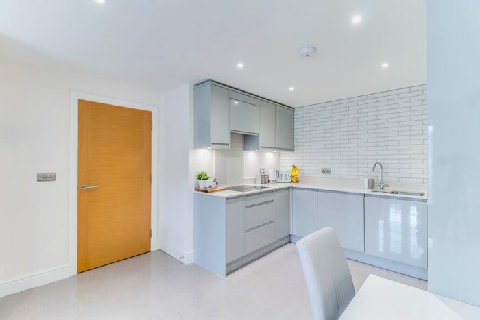 2 Bedroom Flat For Sale In High Road, Benfleet, SS7