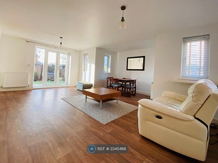 4 Bedroom Semi-Detached House To Rent In Didsbury Gate, Manchester, M20