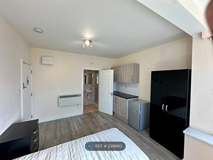 Studio To Rent In Bideford Avenue, Perivale, UB6