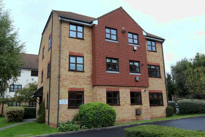 2 Bedroom Flat To Rent In Lea Court, The Ridgeway, Chingford, E4