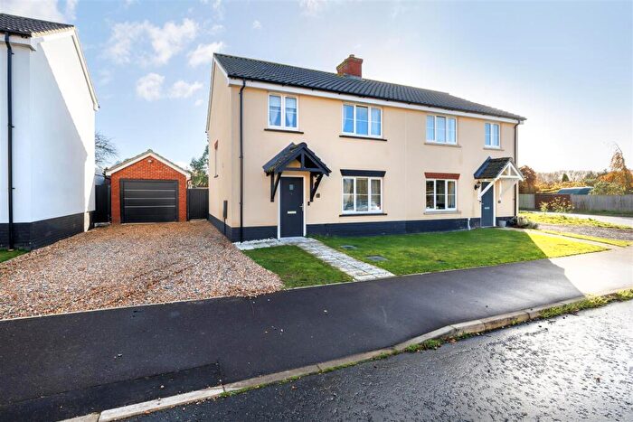 4 Bedroom Semi-Detached House For Sale In Kells Way, Geldeston, Beccles, NR34