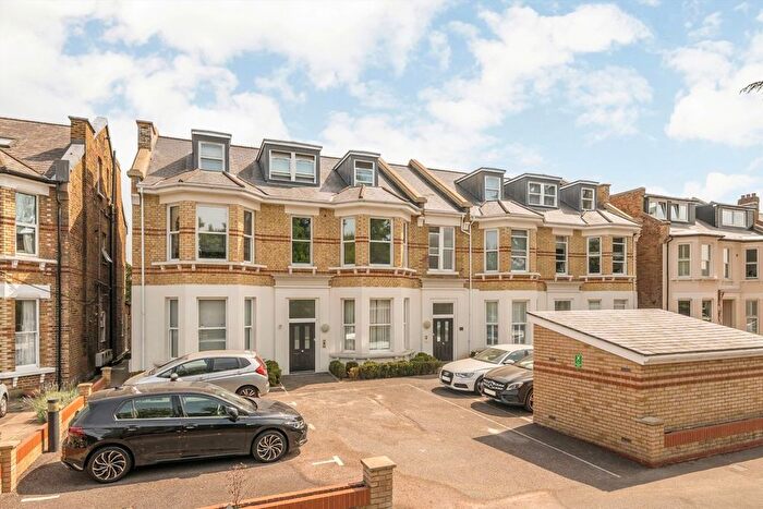 1 Bedroom Flat For Sale In The Avenue, Surbiton, KT5