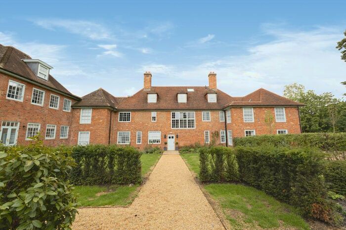 3 Bedroom Flat For Sale In The Nurses House, Adams Walk, Midhurst, GU29