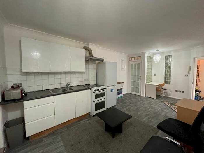 2 Bedroom Flat To Rent In Hansard Mews, Kensington Olympia, W14