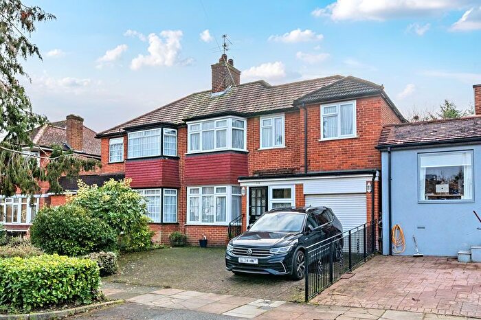 4 Bedroom Semi Detached House For Sale In Lonsdale Drive, Oakwood, EN2