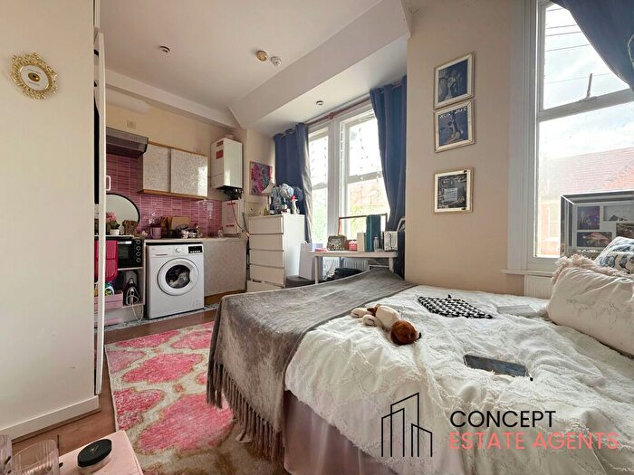 Studio To Rent In Cathles Road, Balham, SW12