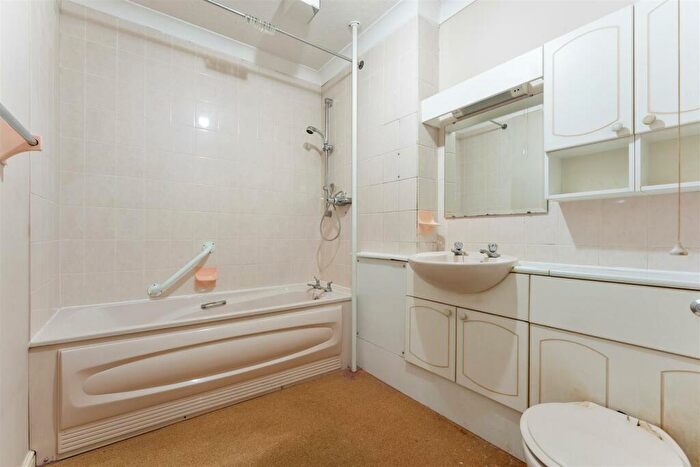 1 Bedroom Flat For Sale In Regency Lodge, Albert Road, Buckhurst Hill, IG9