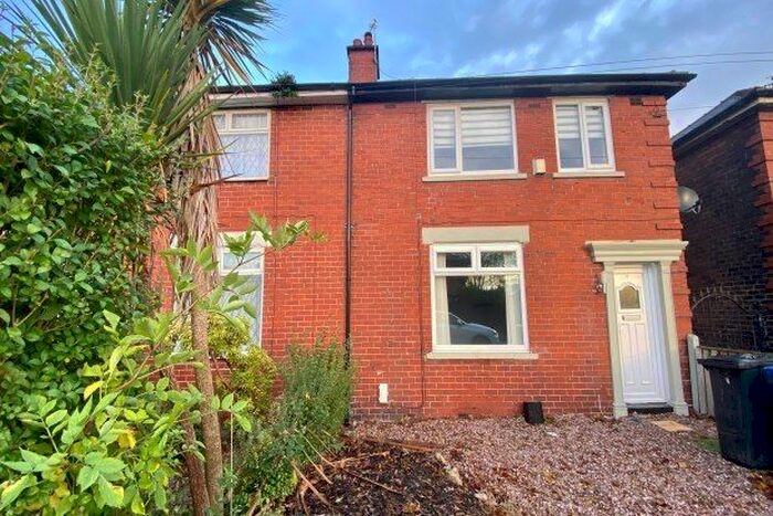 3 Bedroom Semi-Detached House To Rent In Whitefield, Manchester, M45