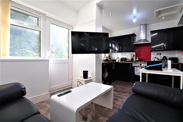 4 Bedroom Semi-detached House To Rent In Woodleigh Avenue, Birmingham, B17