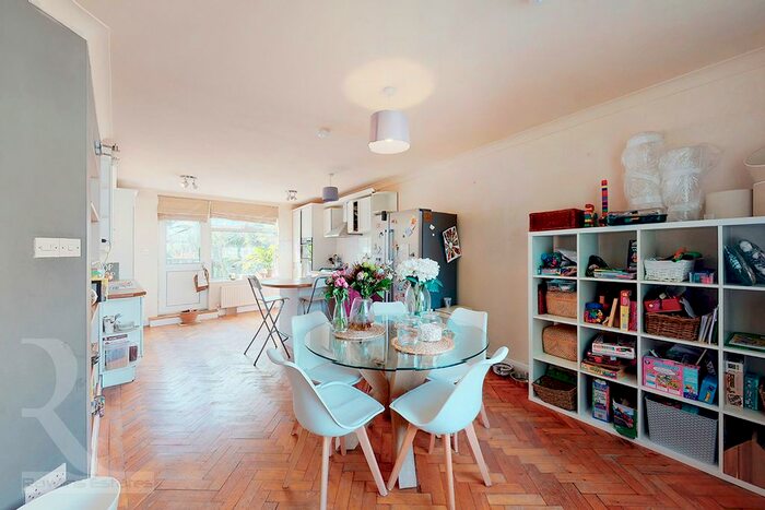 3 Bedroom Maisonette For Sale In East End Road, London, N3