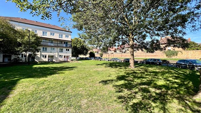 3 Bedroom Flat To Rent In Brookwood Road, Hounslow, TW3
