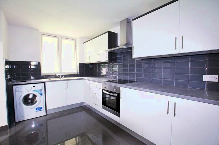 3 Bedroom Apartment To Rent In New Place, London, SE16