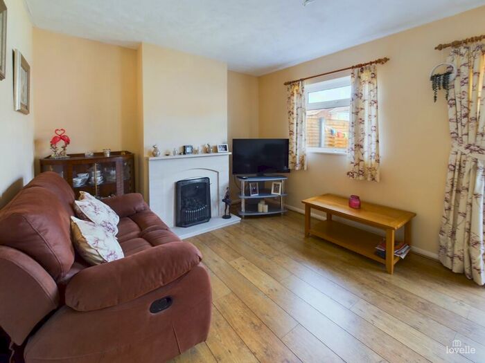 3 Bedroom Semi-Detached House For Sale In Whitfield Road, Scunthorpe, DN17