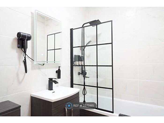 1 Bedroom Flat To Rent In Tudor House, Brighouse, HD6