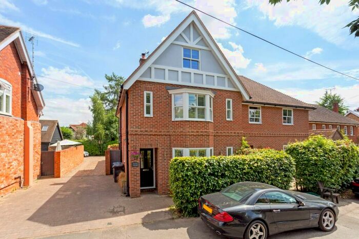 4 Bedroom Semi-Detached House To Rent In Cromwell Gardens Marlow, SL7
