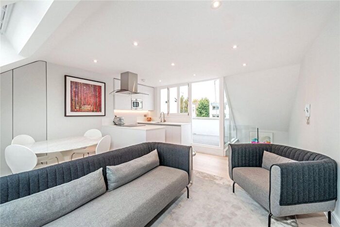 2 Bedroom Maisonette To Rent In Portland Road, London, W11