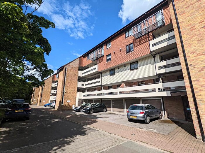 2 Bedroom Flat To Rent In Kingsway Gardens, Andover, SP10