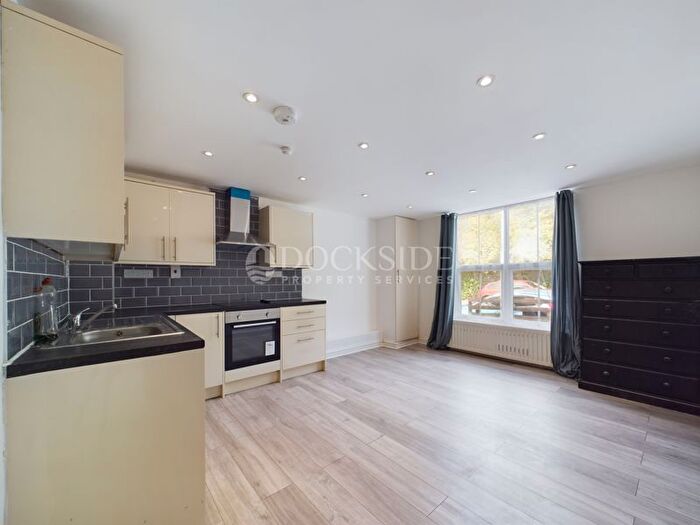 2 Bedroom Flat To Rent In Hillside Avenue, Strood, Rochester, ME2