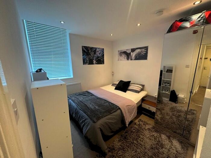 2 Bedroom Flat To Rent In Hartley Avenue, Woodhouse, Leeds, LS6