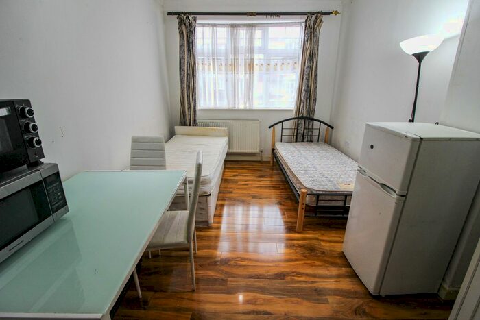 Studio To Rent In Kenton Road, Harrow, HA3