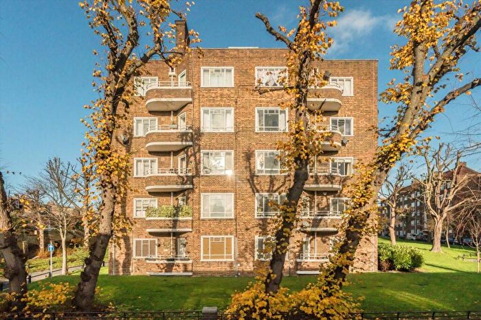 2 Bedroom Flat For Sale In Balham Hill, Balham, SW12