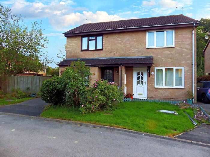 2 Bedroom Semi-Detached House For Sale In Lineacre Close, Swindon, Wiltshire, SN5