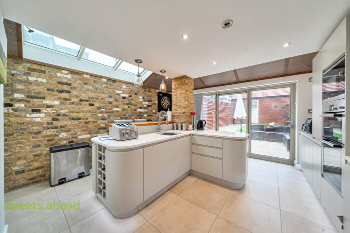 4 Bedroom End Of Terrace House For Sale In Dalmally Road, Croydon, CR0