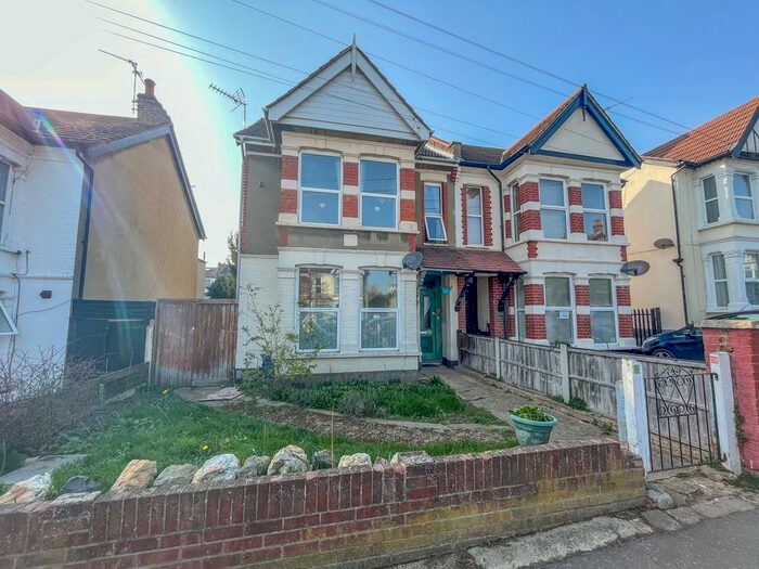 2 Bedroom Flat To Rent In Honiton Road, Southend-On-Sea, SS1