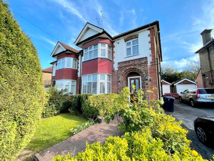 3 Bedroom Semi-Detached House To Rent In Cissbury Ring North, Woodside Park, N12