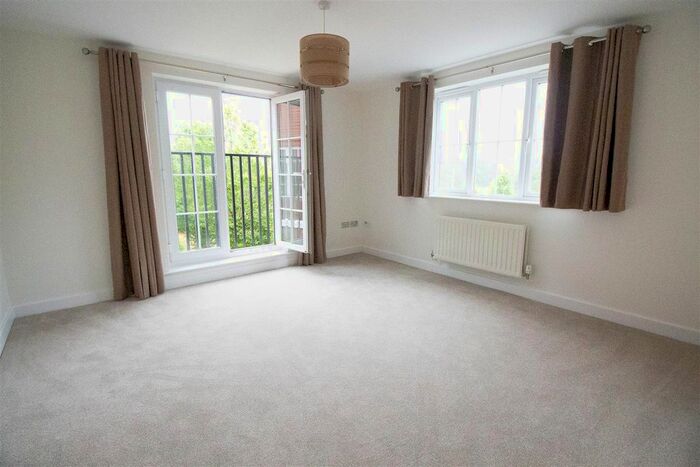 2 Bedroom Flat To Rent In Large Flat With Garage | Highbank, H. Heath, RH16