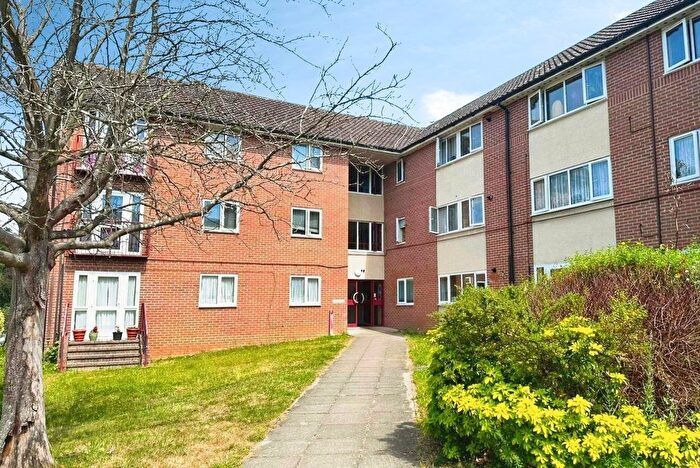 1 Bedroom Flat For Sale In Highview, Mulgrave Way, Knaphill, Woking, GU21